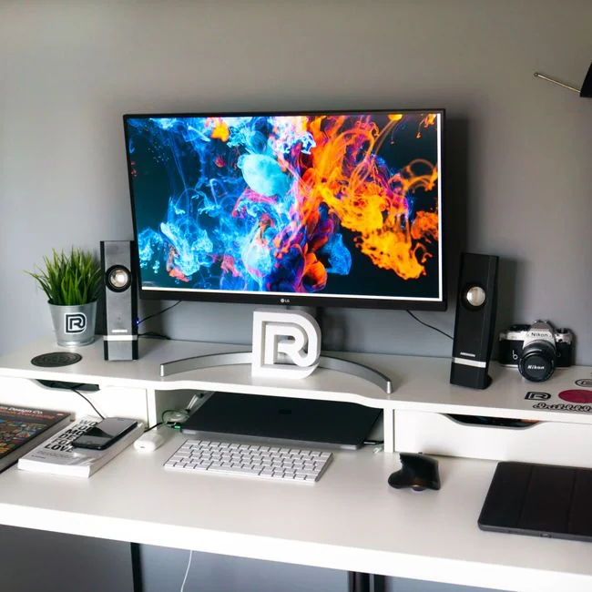 Deux écrans sur un bureau, mettant en valeur la conception web dans un environnement de bureau moderne.