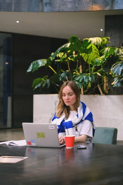 Un espace de travail contemporain mettant en avant un ordinateur portable, une tablette et des smartphones, parfait pour un usage tech et freelance.
